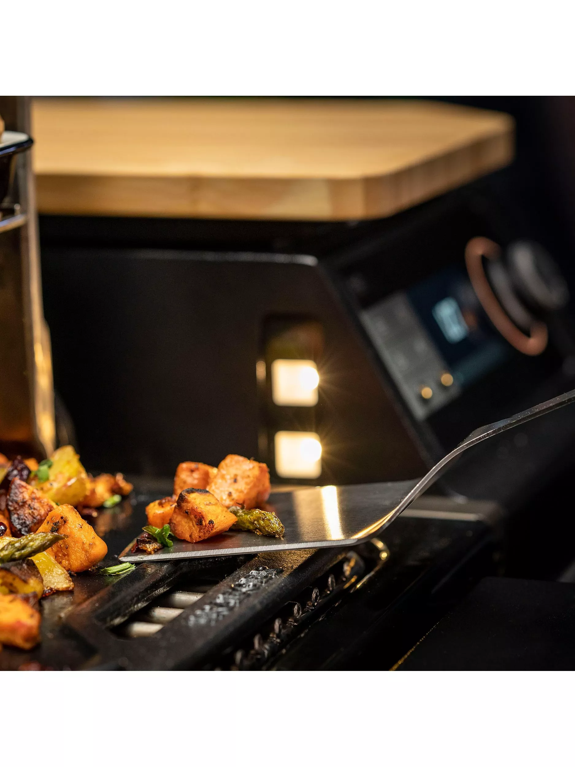 Traeger Timberline UK Wood Pellet Smart BBQ, Black - Image 11